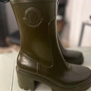 Moncler Loftgrip Rubber Zip Rain Boots  - army - size 37/7